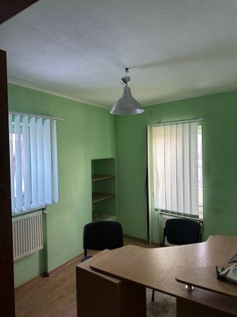 Продам офісне приміщення 3-х поверхового будинку площею 310 м^2 - фото 1