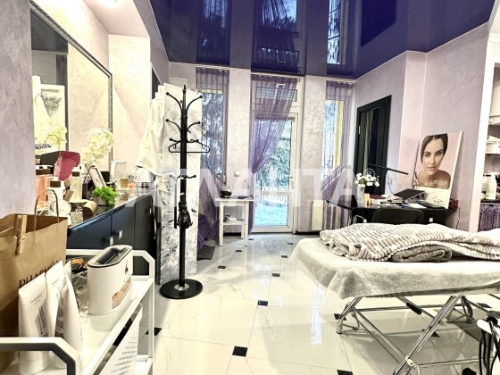 Продаж окремостоячої будівлі під бізнес (клініка, офіси і т.д.) Львів