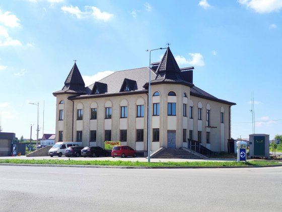 Продаж фасадної будівлі 1200 м² на міжнародній трасі, Вінницька обл. Гайсин