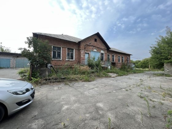 Продам производственные здания с участком Харків
