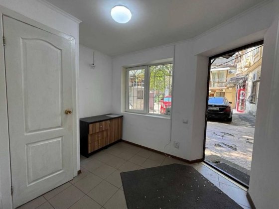 Офис с ремонтом в центре, Ланжероновская, дворовой, 1 этаж Одеса