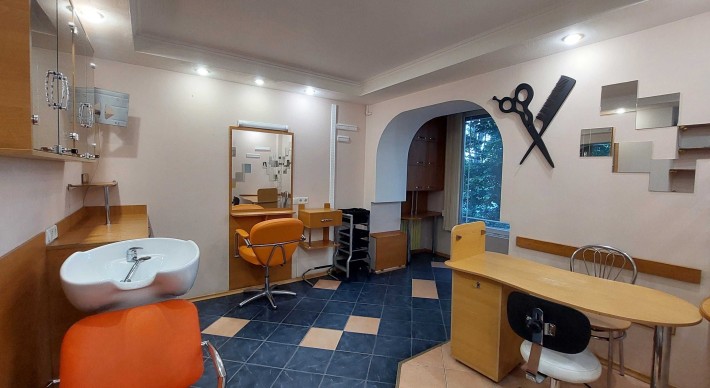 Салон красоты с фасадным входом, ул. Ильфа и Петрова / Левитана - фото 1