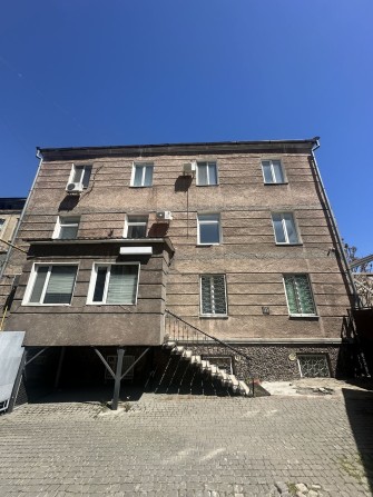 Отдельное здание в центре города 594 м2 - фото 1