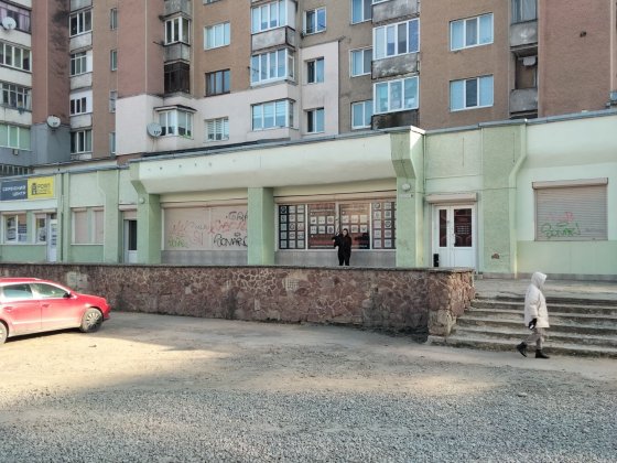 Діюче комерційне приміщення-дешево Угорники