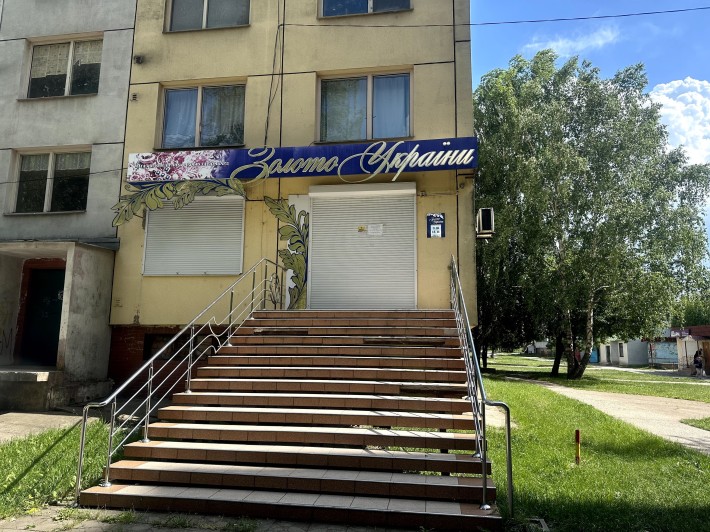 Продаж комерційної нерухомості: офіс та магазин - фото 1