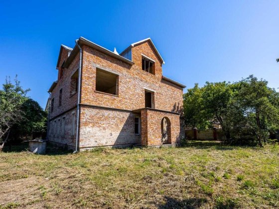 Продаж комерції (окрема будівля) у м. Винники, Львів Винники