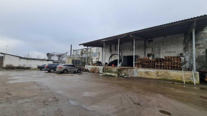 Продажа под склад/ про-во 4400 м2 в Васищево подвал и 1 этаж с рампой - фото 1