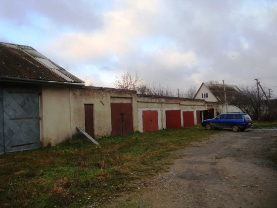Будівля (гаражі) 147,2 м2, 0,02 га, Красилів, вул. Грушевського 43 Красилів