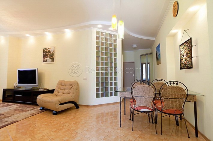 Раздельная трехкомнатная квартира на ул. Пироговской. - фото 1