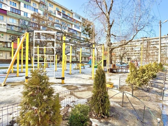 3к квартира, 2 поверх, метро пішки, навпроти парк. Кубанської України Киев