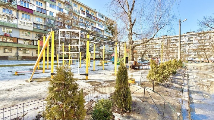 3к квартира, 2 поверх, метро пішки, навпроти парк. Кубанської України - фото 1