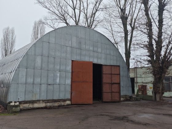 Сдам в аренду  2 склада ангар 1400 КВ.м центр города,охрана Кам'янське