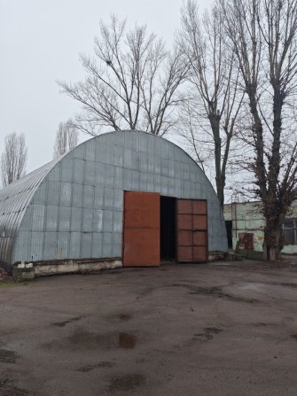 Сдам в аренду  2 склада ангар 1400 КВ.м центр города,охрана - фото 1