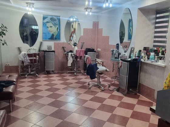 Здається салон краси. Кам'янець-Подільський
