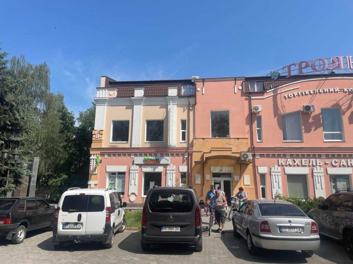 Оренда приміщення 45 кв. м на першому поверсі офісного центру - фото 1