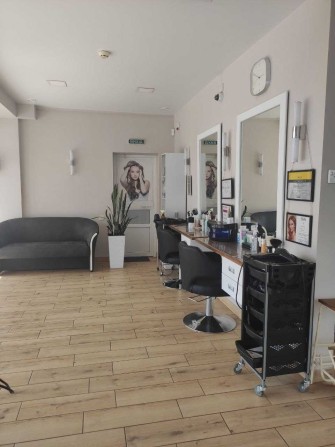 Робоче місце майстра манікюру в центрі міста - фото 1