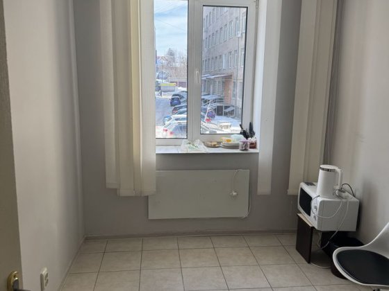 Оренда приміщення, ЦЕНТР, є генератор, під манікюр, масаж.