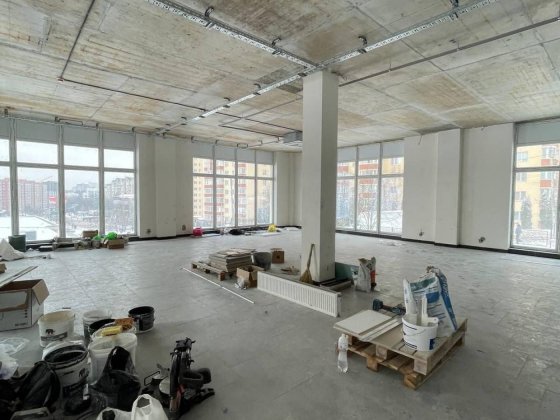 Оренда приміщення з панорамними вікнами на Озерній