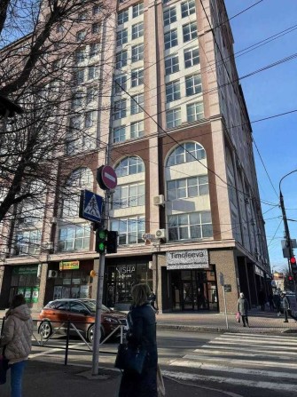 Самий центр міста. Висока прохідність людей. - фото 1