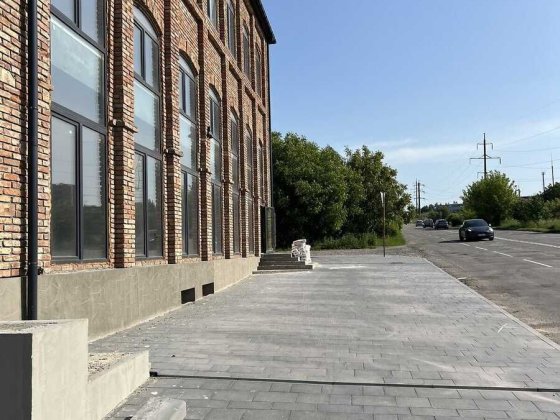 Оренда приміщення на Озерній. Фасад.