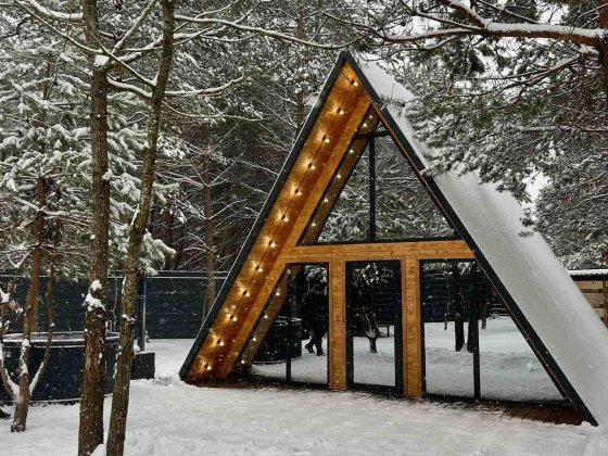 Відпочинок у будинку посеред лісу. Чан-джакузі на дровах