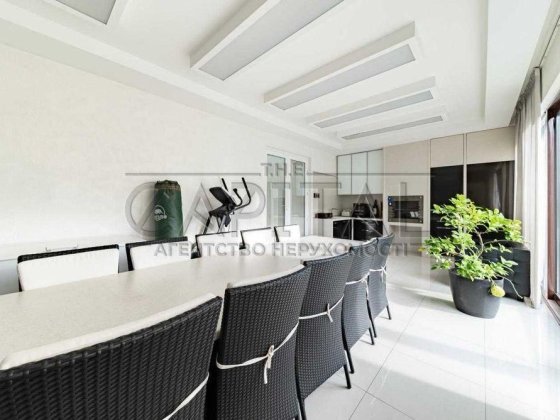 Будинок Нивки Сауна Басейн 220кв.м є генератор