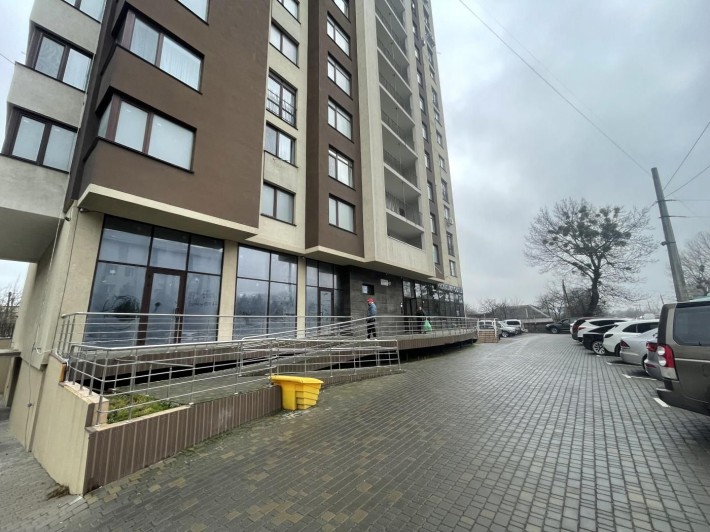 Оренда приміщення в центрі міста. Фасад, 1 поверх, 2 входи - фото 1