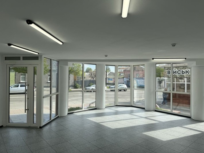 Фасад окремий вхід центр міста по вул.Героїв Небесної сотні 24 - фото 1