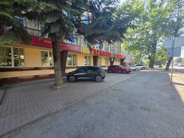 Оренда просторого фасадного комерційного приміщення - фото 1