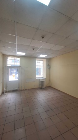 Здається фасадне приміщення в центрі міста (початок Коновальця) - фото 1