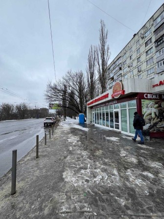 Прямо на зупинці. Червона лінія. Оренда приміщення. Можна поділити. - фото 1