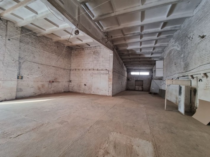 Оренда складу на 2 входа, вул.Будівельників, землі 10 сот. - фото 1