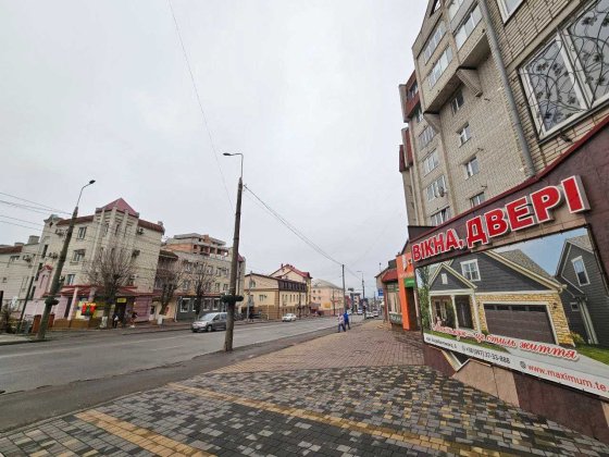 Оренда приміщення на Бандери, фасад, парковка