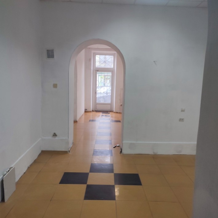 Оренда,ужгород,під комерцію,два приміщення,впритул до обласної лікарні - фото 1