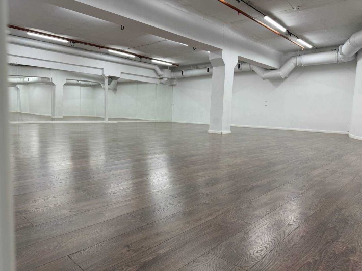 Здається в оренду офіс - студія в центрі Рівного ТЦ «ЦУМ» - фото 1