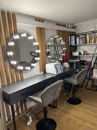 Здається 2 робочих місця по хорошій ціні та є ще місце для манікюру - фото 1