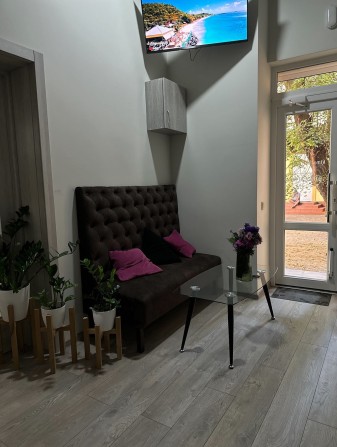 Оренда робочих місць: бровіст, візажист, майстер манікюру/педикюру - фото 1