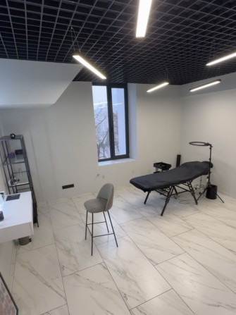 Кабінет 25 м2 в центрі , на розі вул.Шевченка-Митницька - фото 1