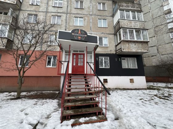 Приміщення у спальному районі на зупинці Рівне