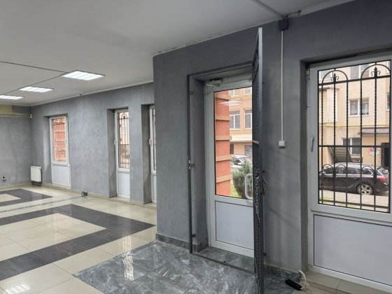 СМ Магазин, офіс, 104м2. оренду на Проспекті, на дві сторони  ЖК Сокіл Чернівці