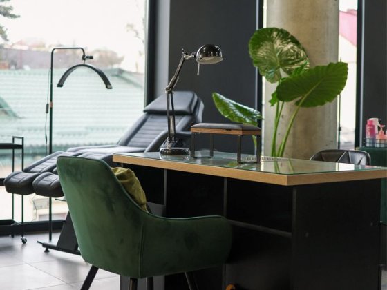 Оренда робочого місця для майстра манікюру та бровиста-візажиста Ужгород