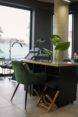 Оренда робочого місця для майстра манікюру та бровиста-візажиста - фото 1