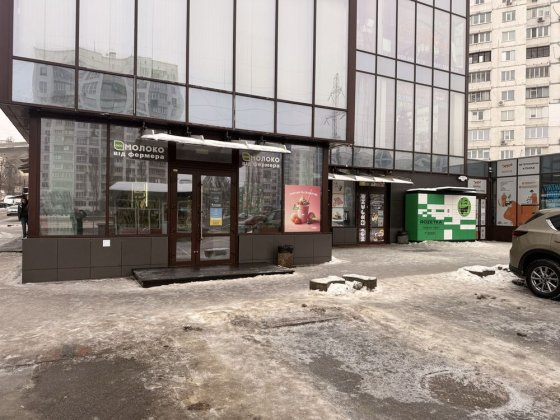 Приміщення фасадне . Дуже великий трафік .