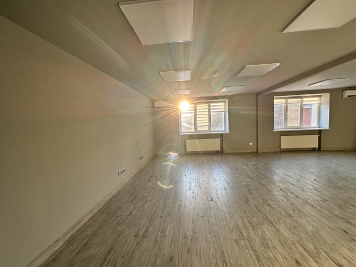 Офісне приміщення з окремими кабінетами  в центрі міста - фото 1