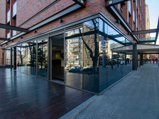 Фасадне торговое приміщення, на перетині Саксаганського/Володимірської