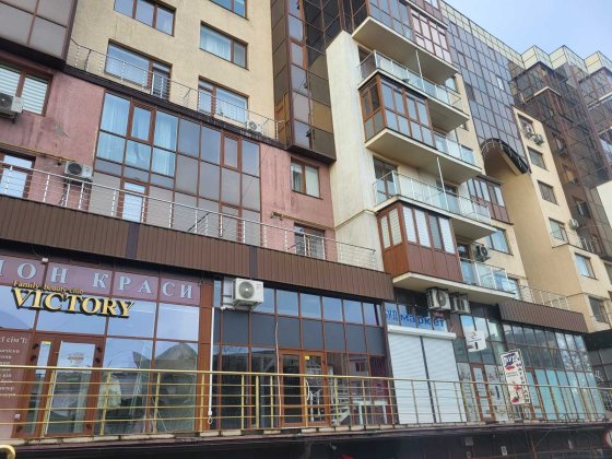 Оренда фасадного комерційного приміщення вільного планування Чернівці