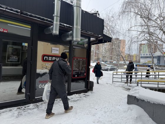 15 метрів від входу В «Сільпо» торгове приміщення  14 м²,