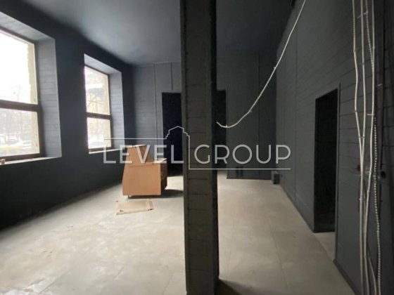 Фасадне приміщення 102 м2, 3 вітрини, висота стелі 4,2