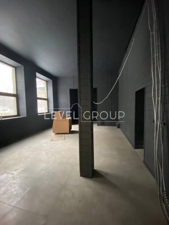 Фасадне приміщення 102 м2, 3 вітрини, висота стелі 4,2 - фото 1