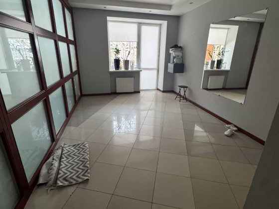 Окремий кабінет 16м2 в комерційному приміщенні по вул. Лялі Ратушної Вінниця